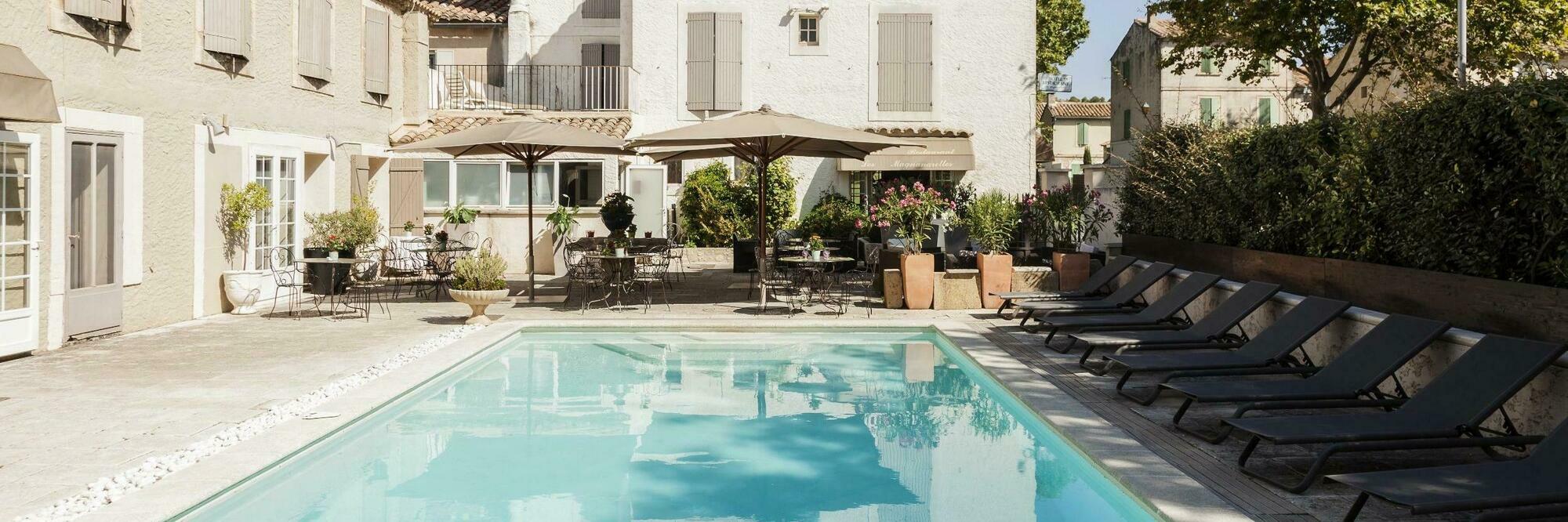 Hotel La Touloubre La Barben Exterior foto
